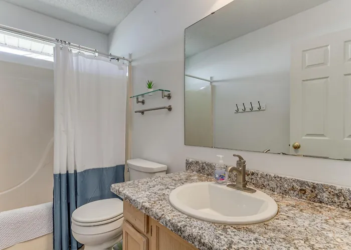 W/ Large Yard: 4 Mi To Holiday home