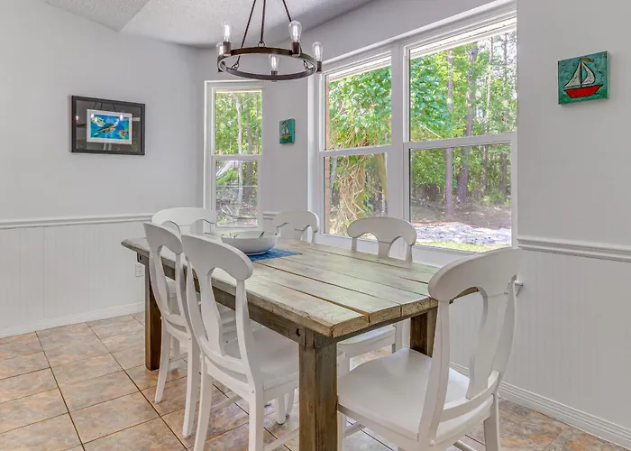 W/ Large Yard: 4 Mi To * Pensacola
