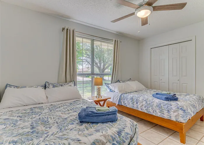 Holiday home W/ Large Yard: 4 Mi To *