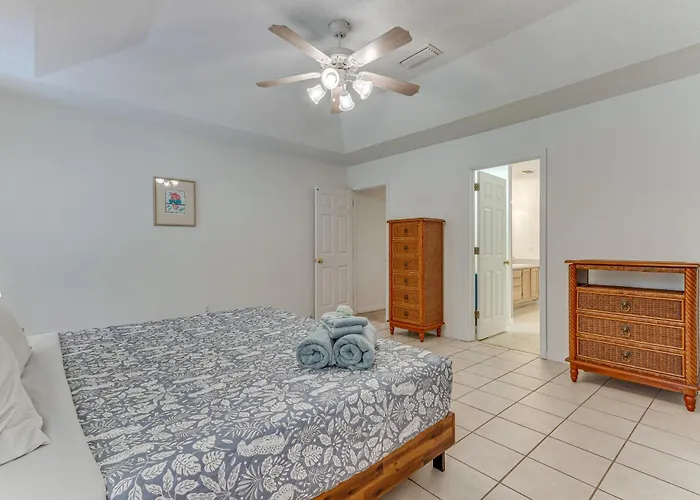 W/ Large Yard: 4 Mi To Holiday home Pensacola