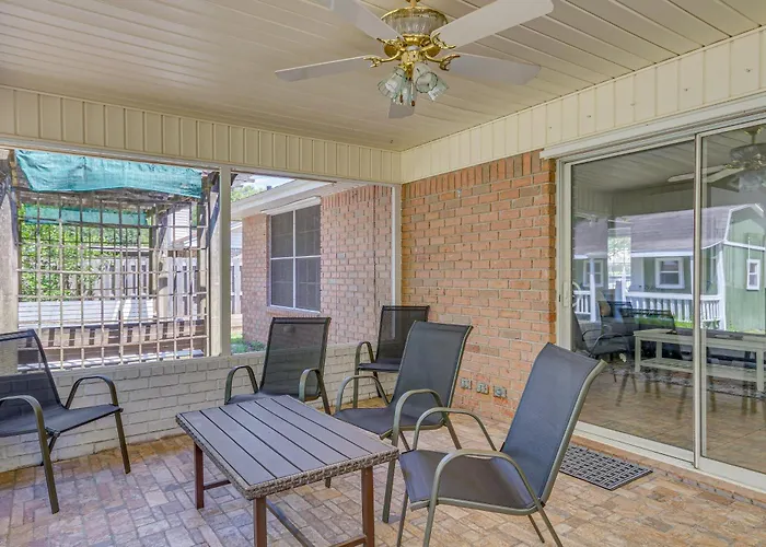 W/ Large Yard: 4 Mi To Holiday home Pensacola
