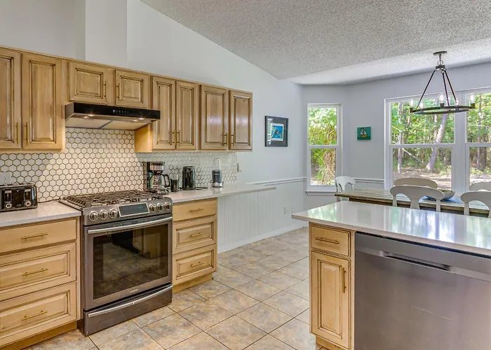 W/ Large Yard: 4 Mi To * Pensacola