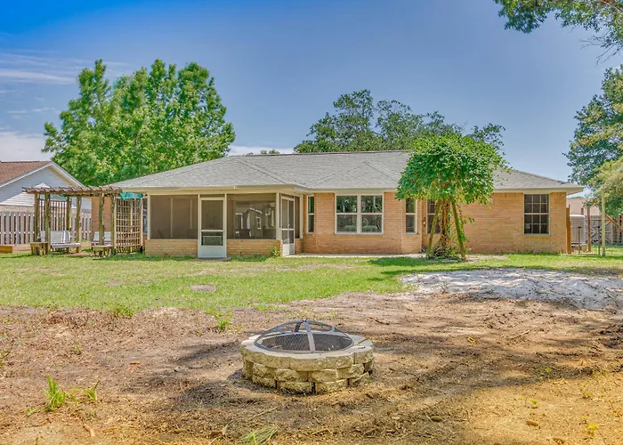 W/ Large Yard: 4 Mi To * Pensacola