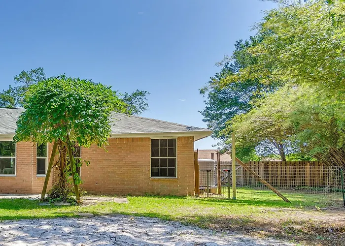 W/ Large Yard: 4 Mi To